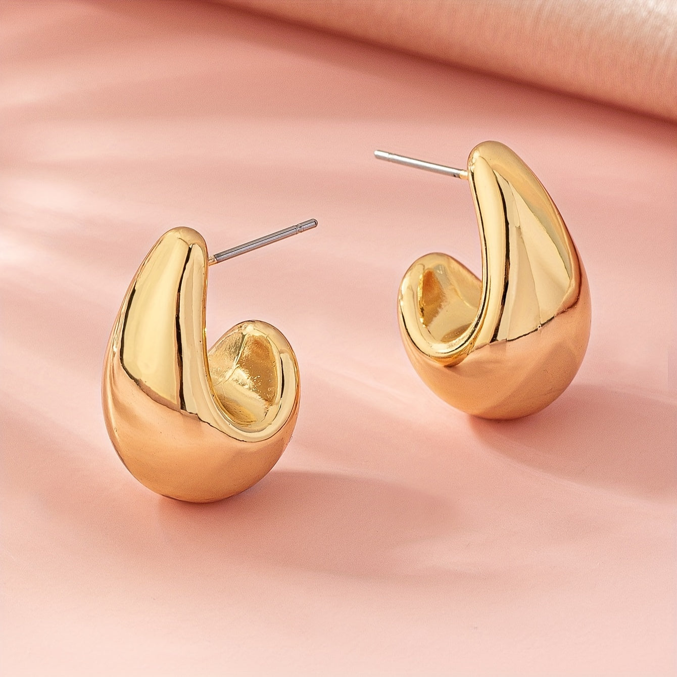 A Women's Fashion All-in-one C Earrings